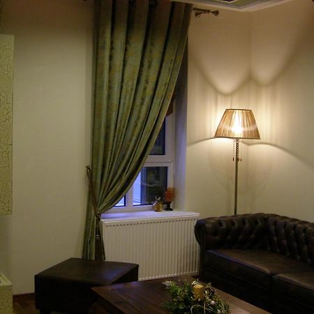 Room "Honeybee" In A Neoclassical House Kastoriá Eksteriør bilde
