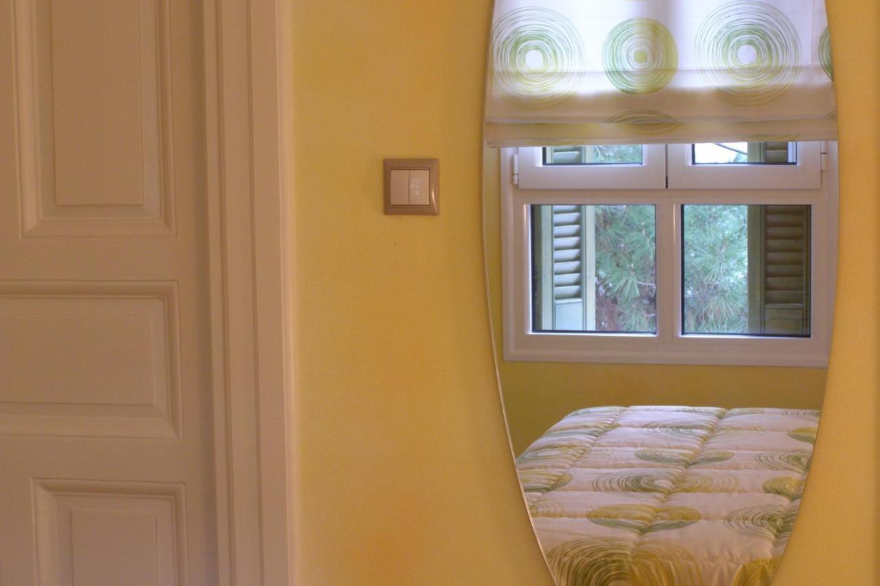 Room "Honeybee" In A Neoclassical House Kastoriá Eksteriør bilde
